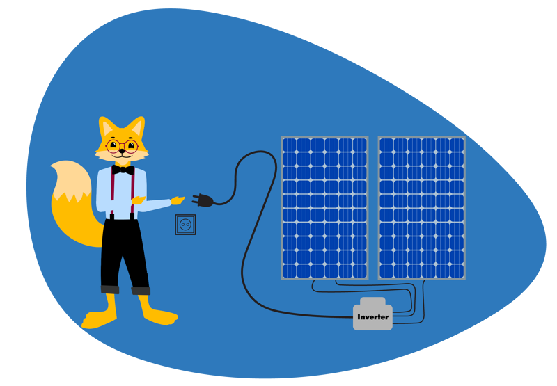 Smart Home Fox zeigt neben Balkonkraftwerk auf Steckdose.